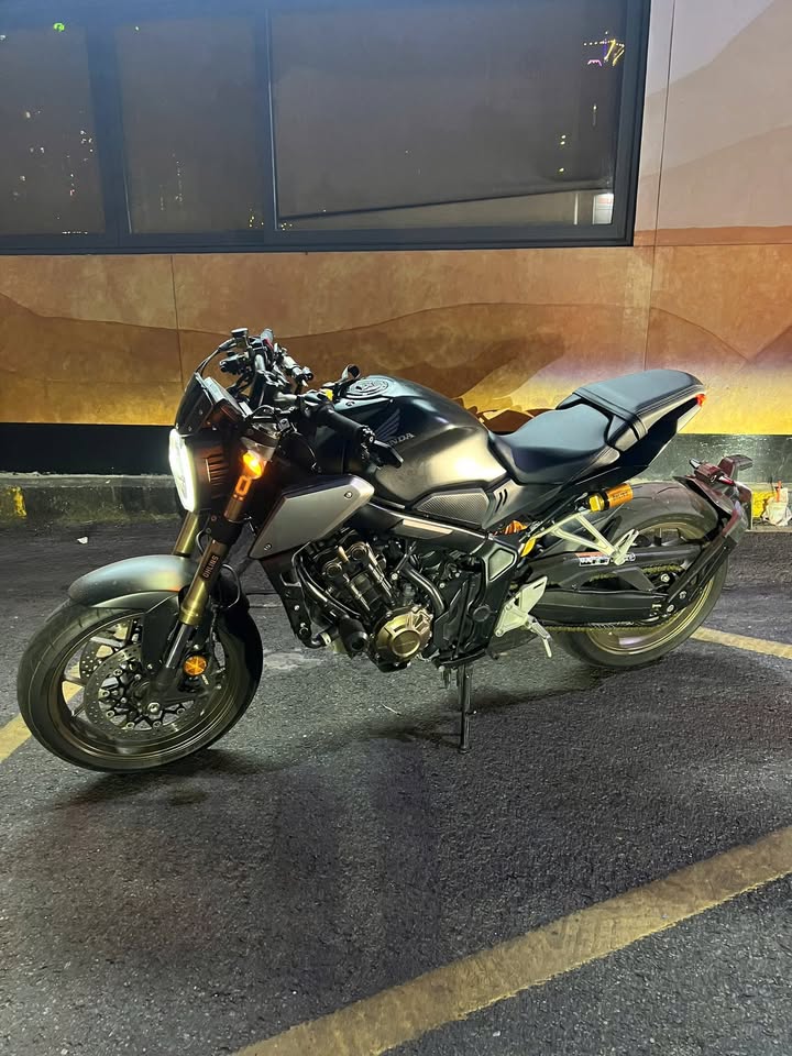 Trong màn đêm ấy - mà em làm các anh xao xuyến quá hà