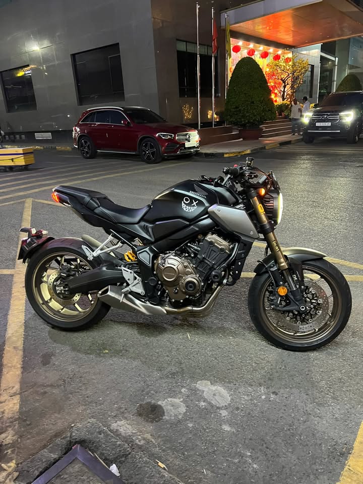 Trong màn đêm ấy - mà em làm các anh xao xuyến quá hà